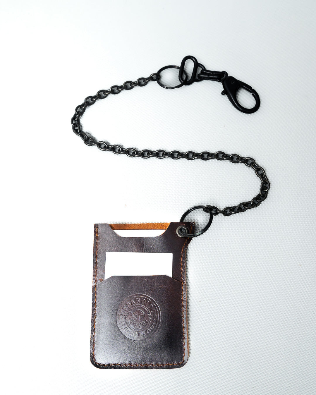 Tarjetero con cadena